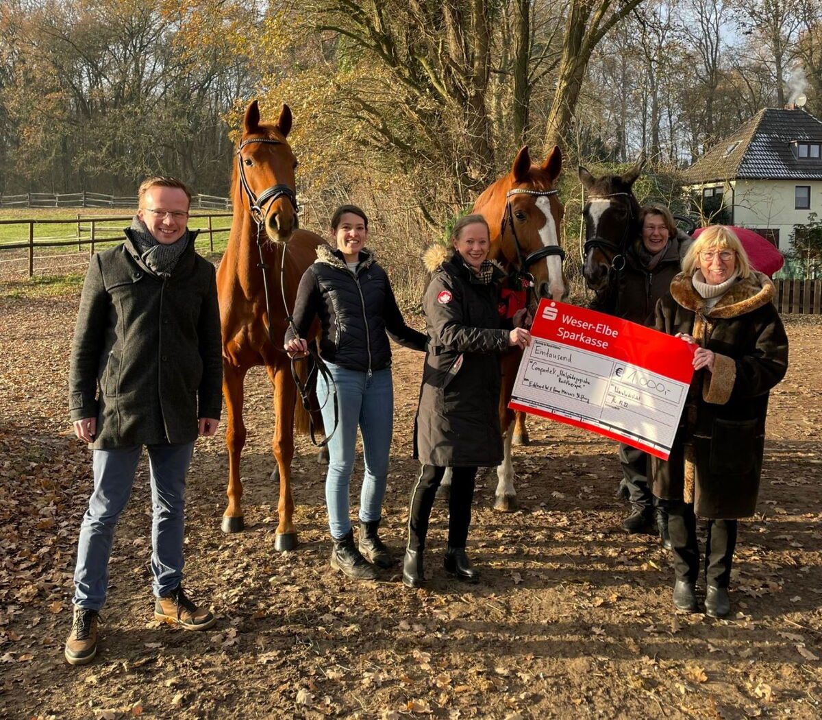 Spendenübergabe beim therapeutischen Reiten